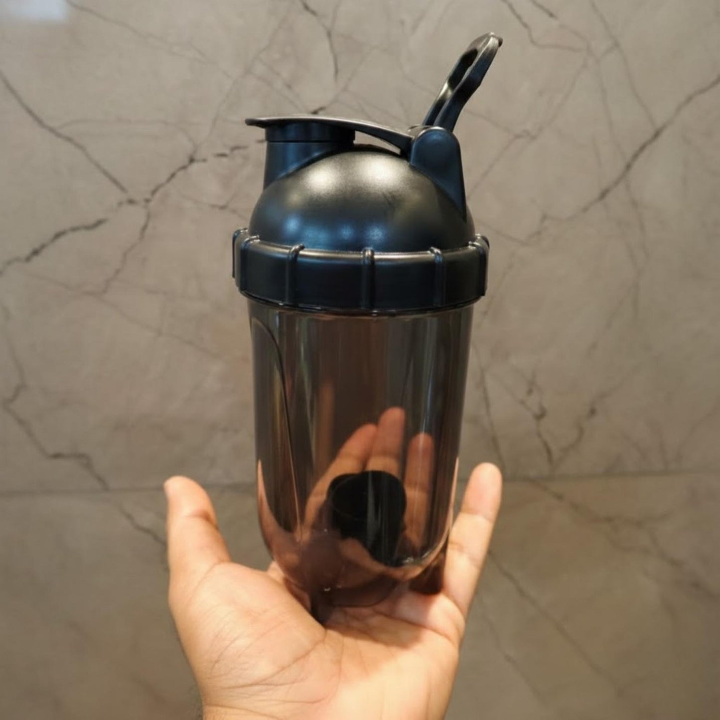 Fitness shaker bottle with flip lid, gym protein shaker for easy mixing and spill-free drinking.